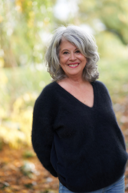 Chantal Gratton, souriante, dans un cadre naturel